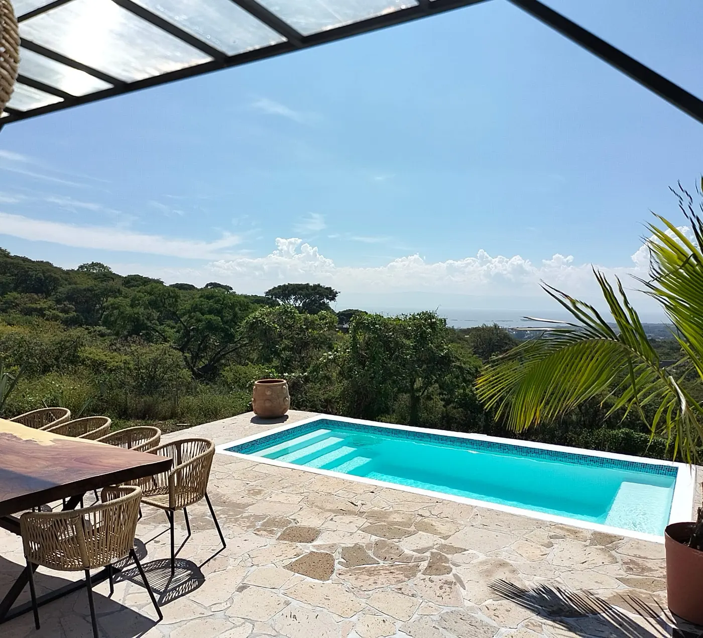 Piscina X-Pools con vistas abiertas y zona de comedor al lado