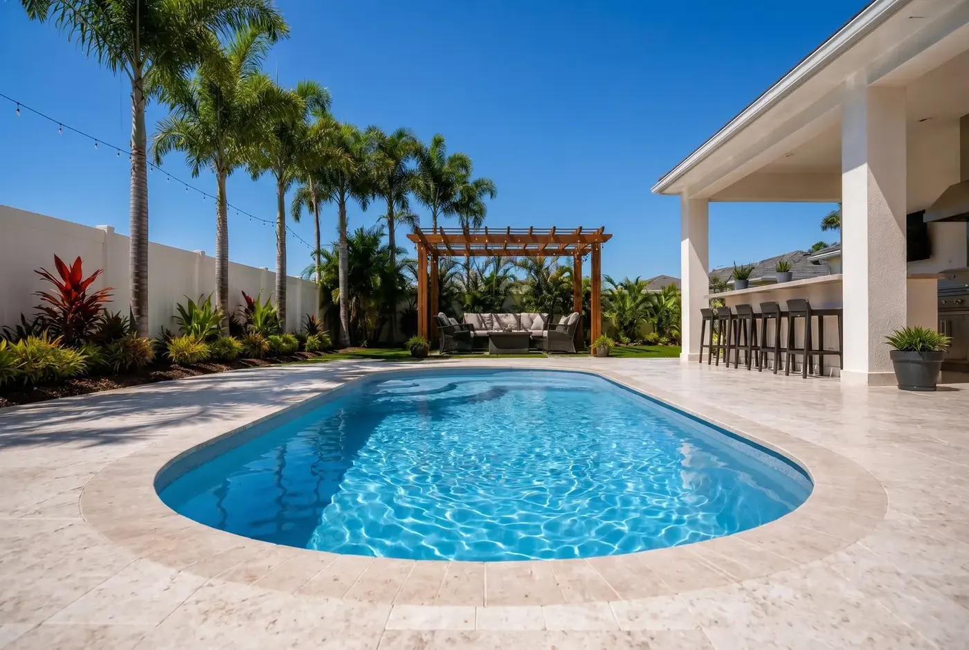 Piscina X-Pools de formas curvas junto a una pérgola