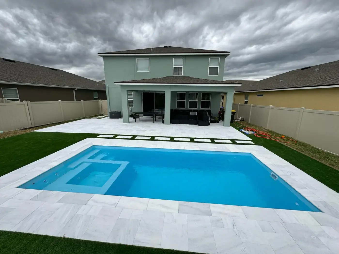 Piscina X-Pools serie X-Line instalada